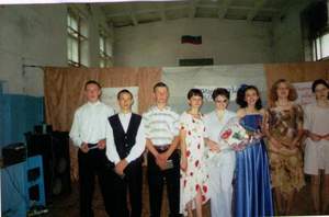 Выпускники 2003 г Орловской средней школы с классным руководителем Шаталовой Г. М.