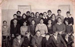 Коллектив учителей и учащихся Орловской 8-летней школы 1974г